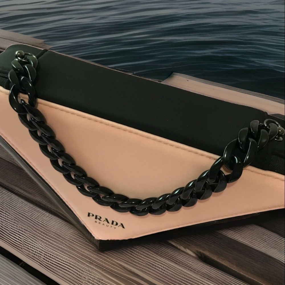 Prada - Picture 3 of 10